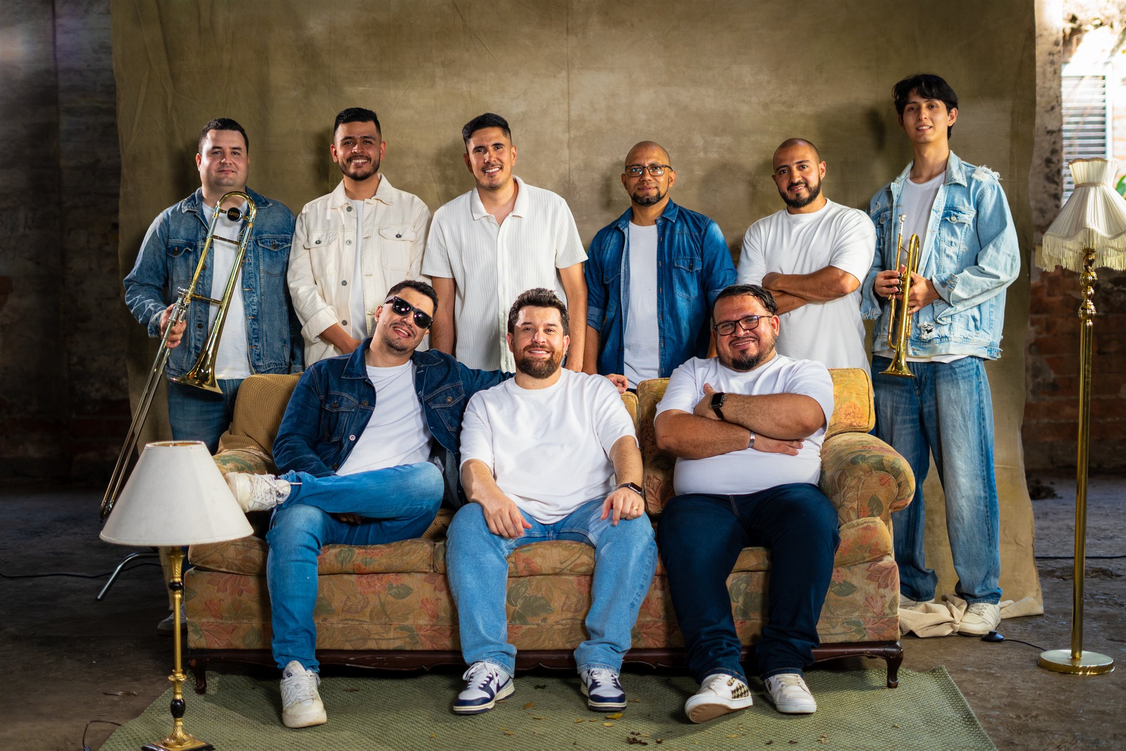 Integrantes de Clásicos Cristianos reunidos con sus instrumentos musicales