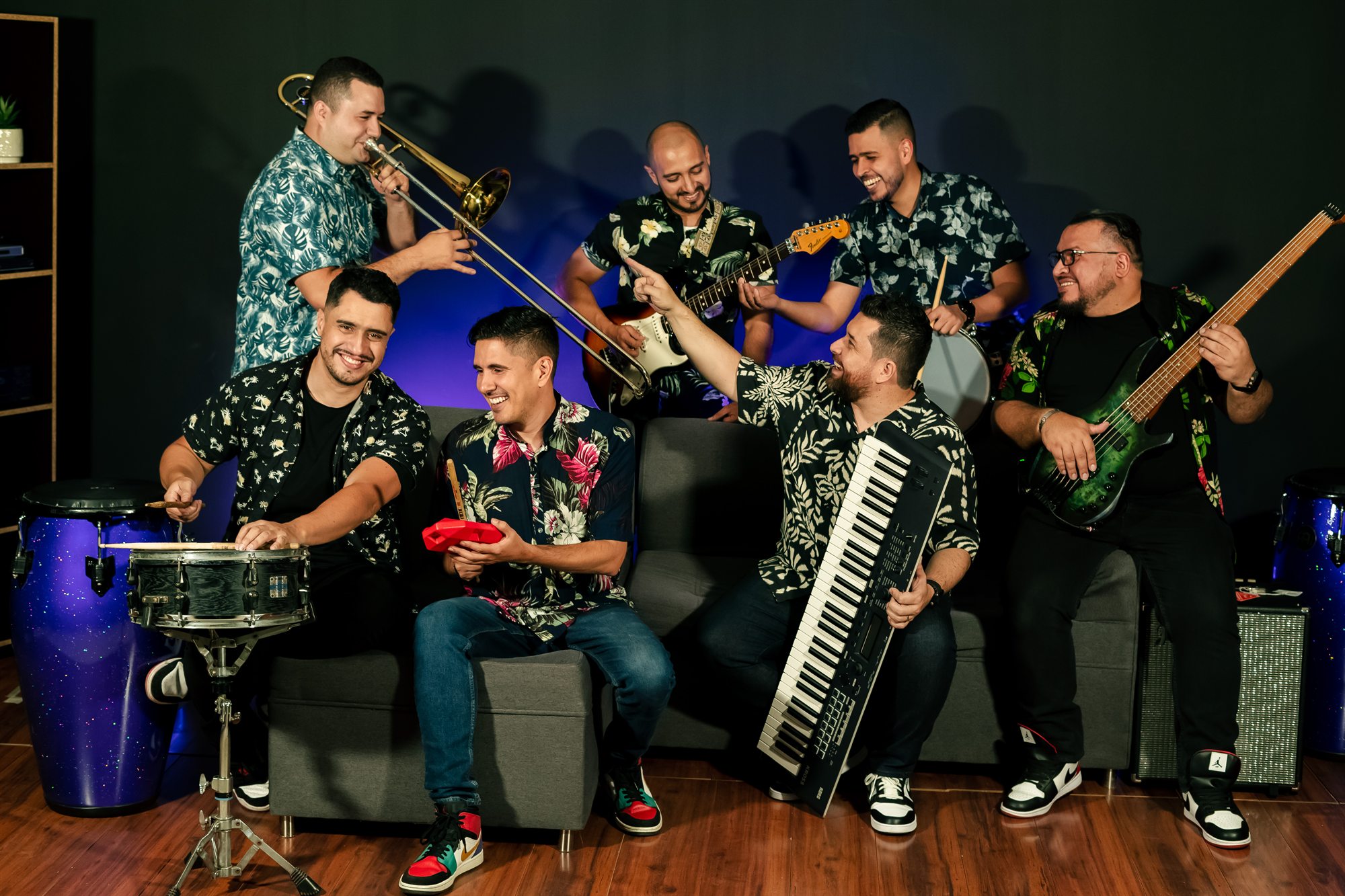 Integrantes de Clásicos Cristianos compartiendo y tocando sus instrumentos